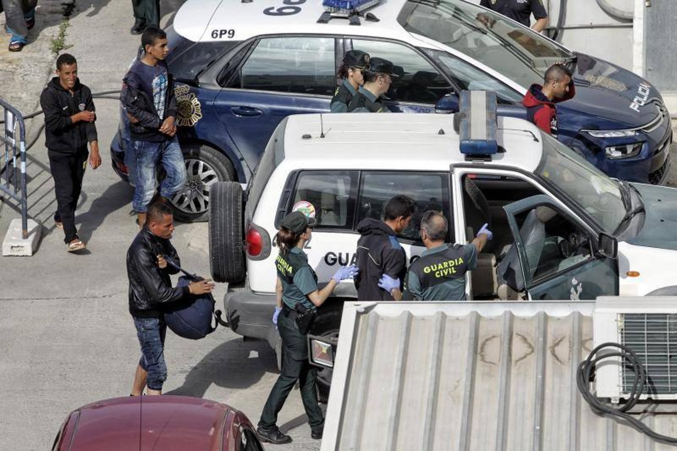 Rescatan a diez personas de una patera frente a la costa alicantina