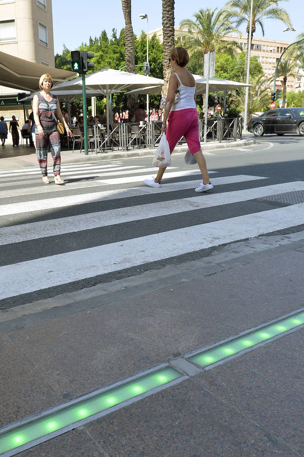 Elche instala un paso de peatones inteligente para alertar a usuarios con móvil