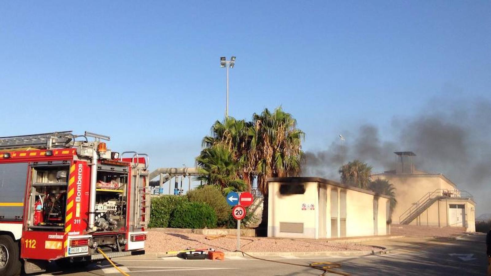 Un incendio calcina el centro de transformación eléctrico de la depuradora de Orihuela