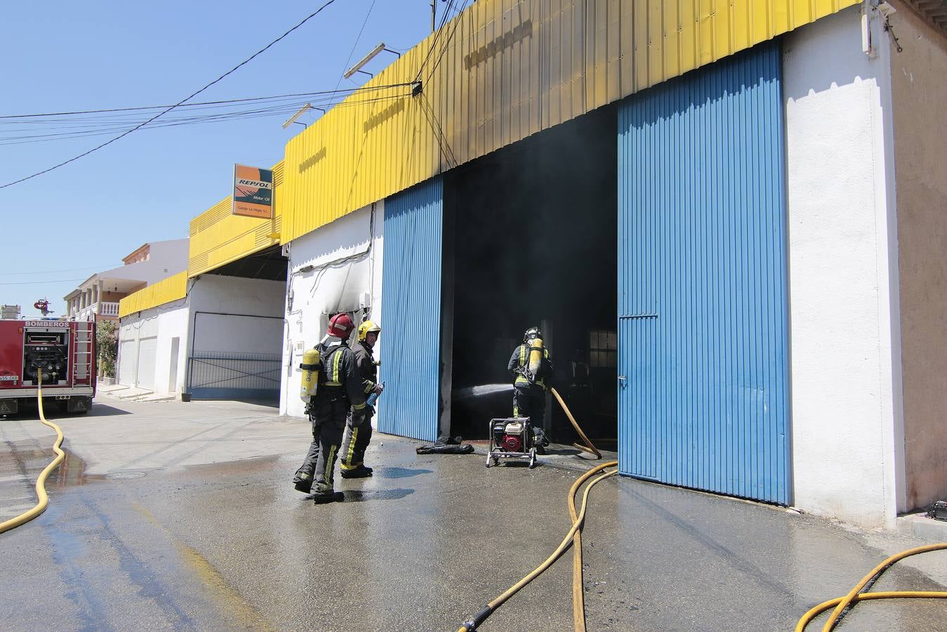 Alarma en La Hoya por un incendio en una nave que almacenaba productos inflamables