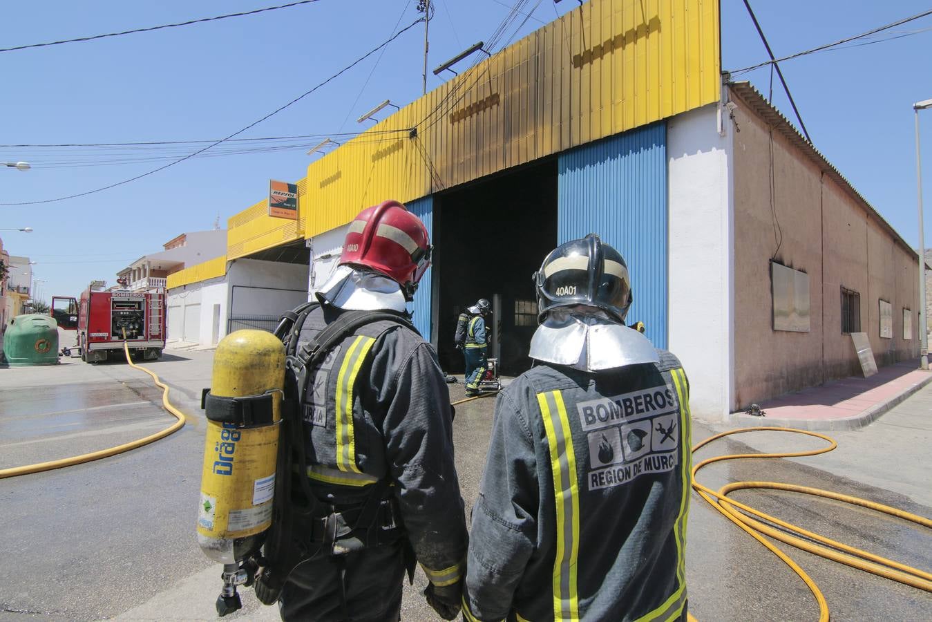Alarma en La Hoya por un incendio en una nave que almacenaba productos inflamables
