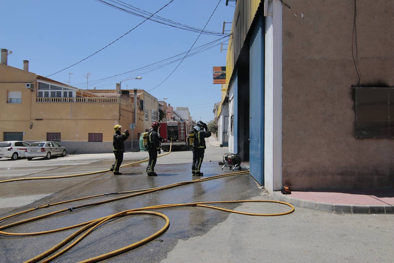 Alarma en La Hoya por un incendio en una nave que almacenaba productos inflamables
