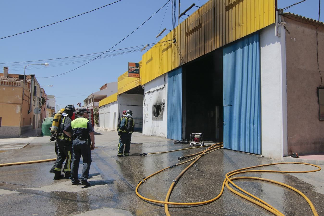 Alarma en La Hoya por un incendio en una nave que almacenaba productos inflamables