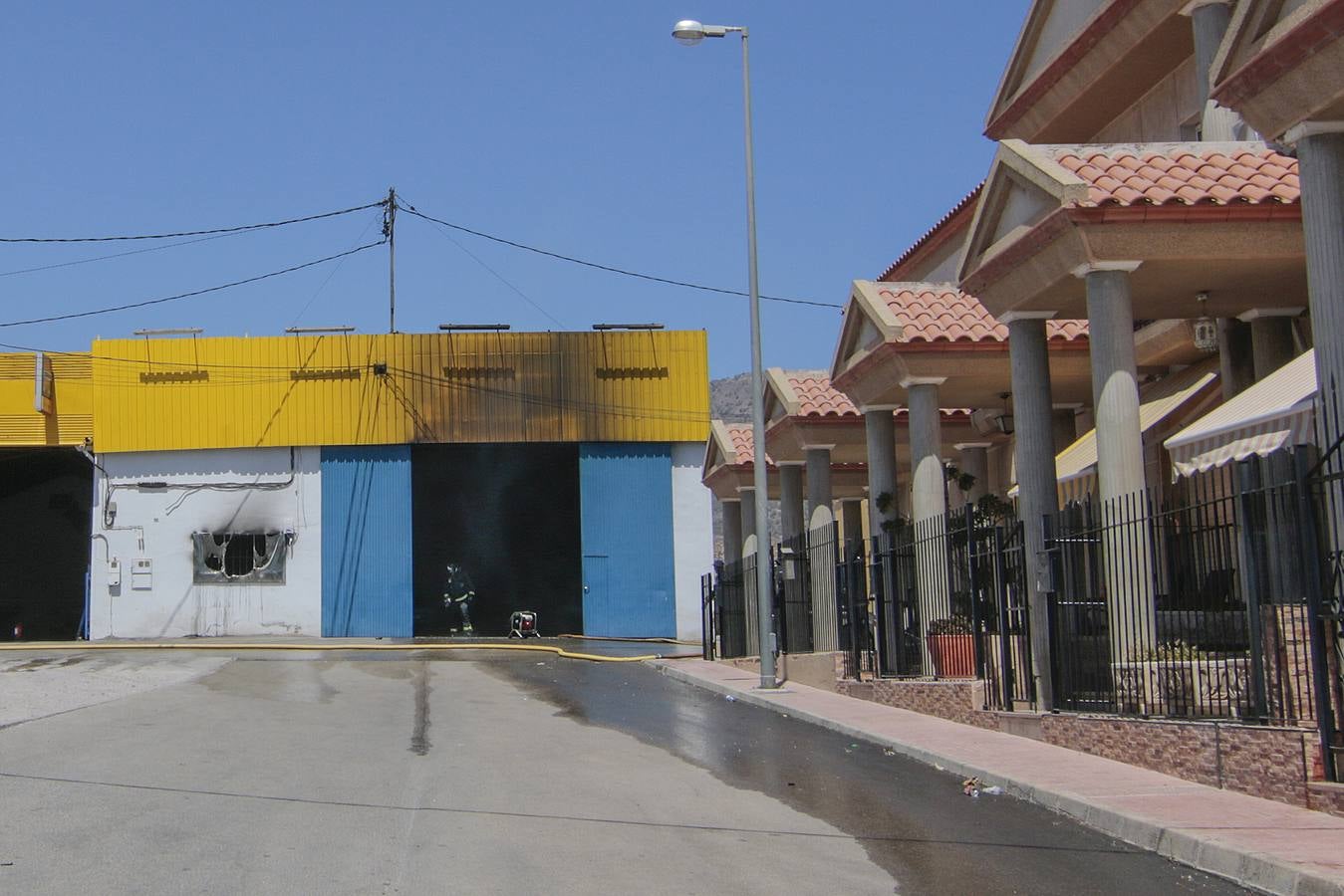 Alarma en La Hoya por un incendio en una nave que almacenaba productos inflamables