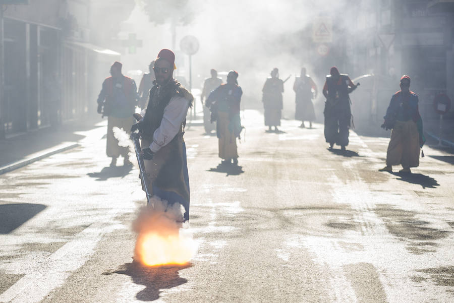 Moros y Cristianos toman las calles de Elche