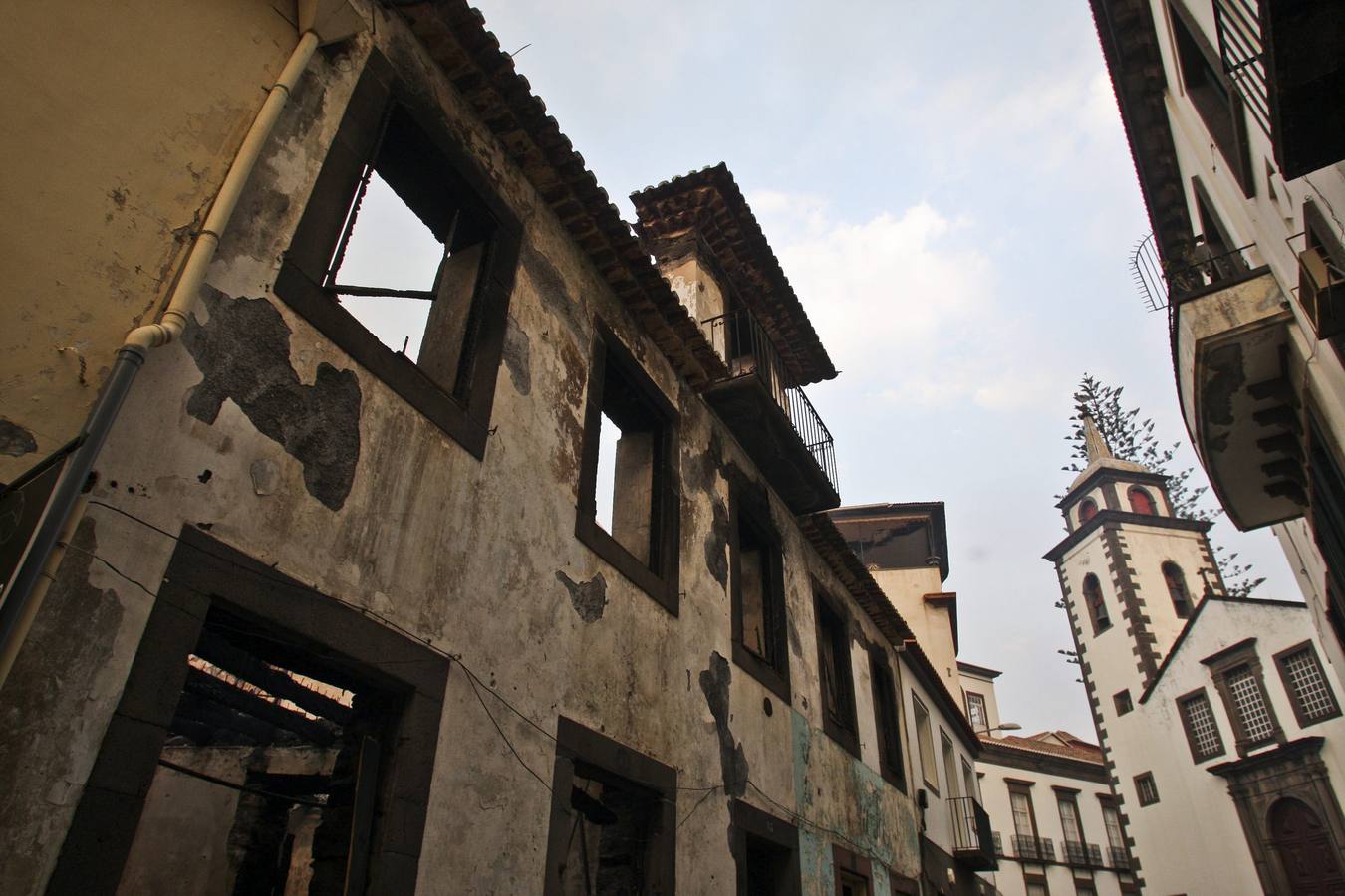 El fuego asola la capital de Madeira