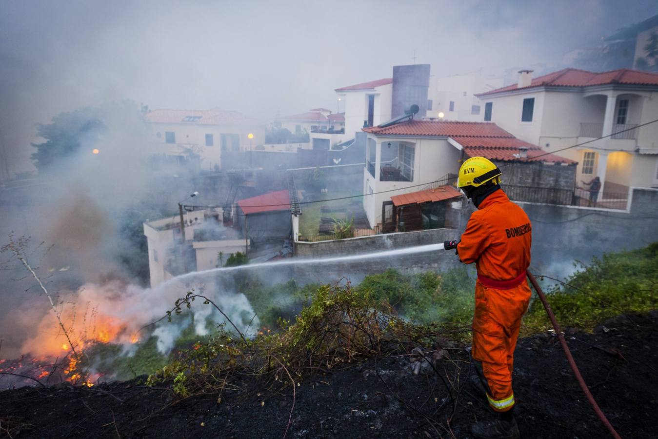 El fuego asola la capital de Madeira