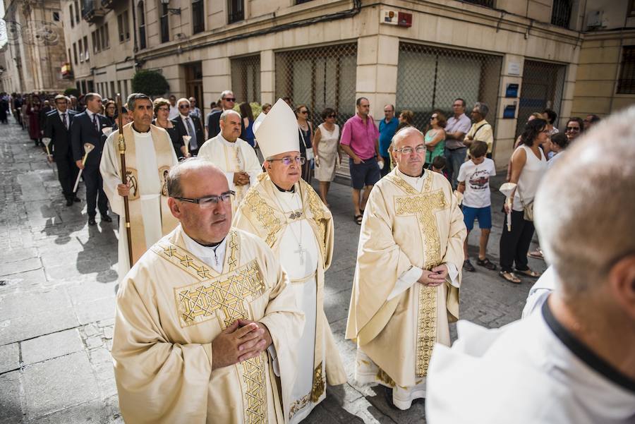 Procesión y coronación de la Virgen María