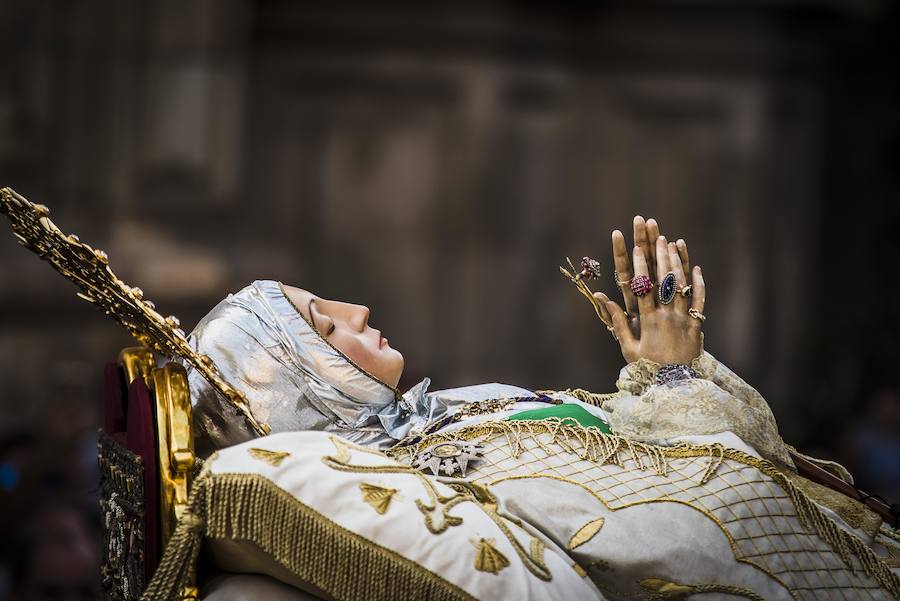 Procesión y coronación de la Virgen María