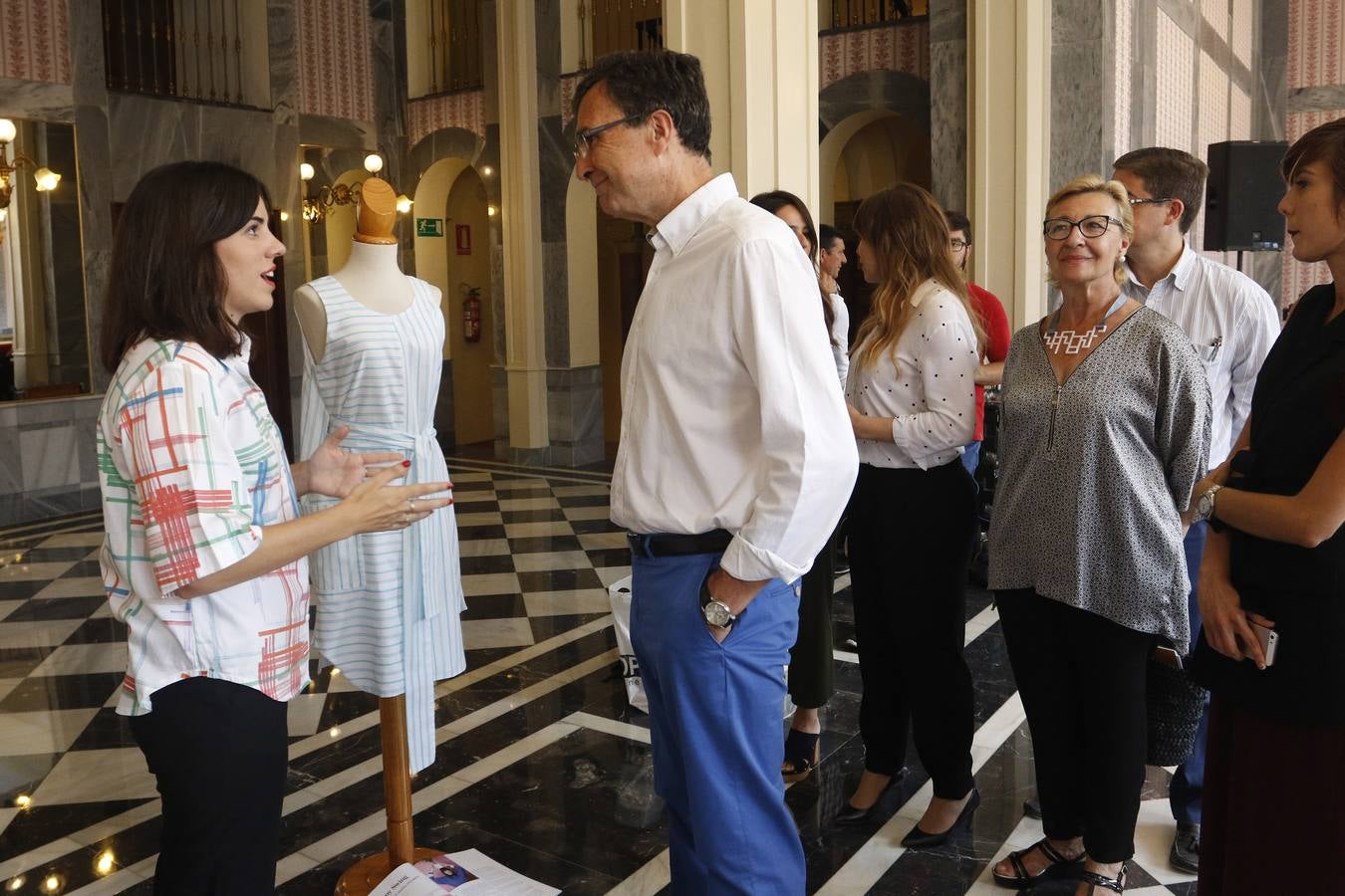 Una pasarela en la plaza del Romea