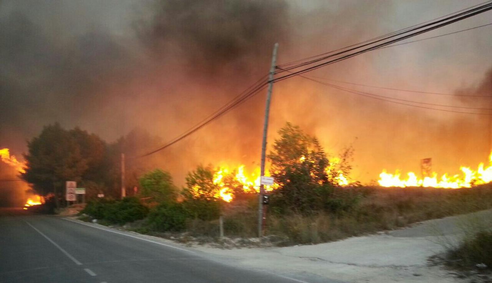 Más de mil desalojados por el incendio en Xàbia