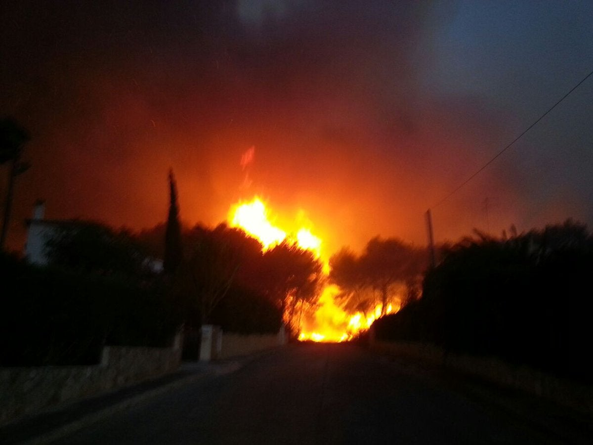 Más de mil desalojados por el incendio en Xàbia