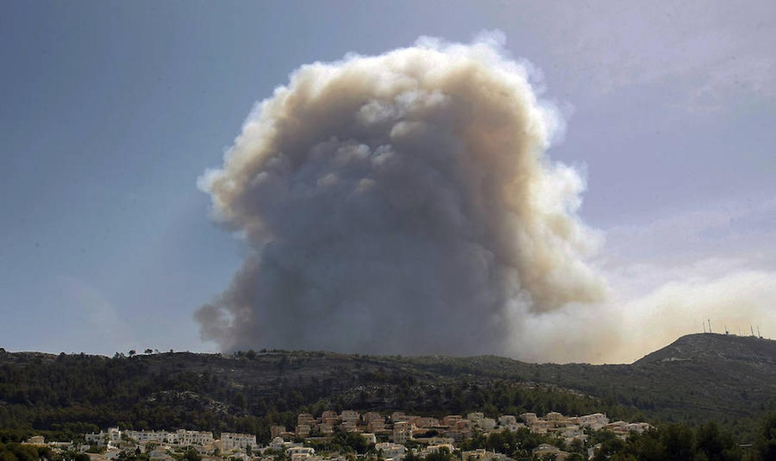 Más de mil desalojados por el incendio en Xàbia