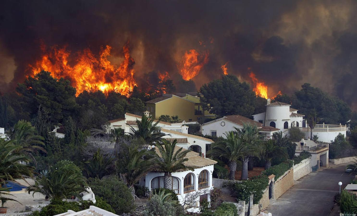 Más de mil desalojados por el incendio en Xàbia