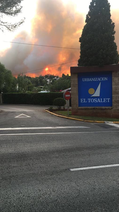 Más de mil desalojados por el incendio en Xàbia