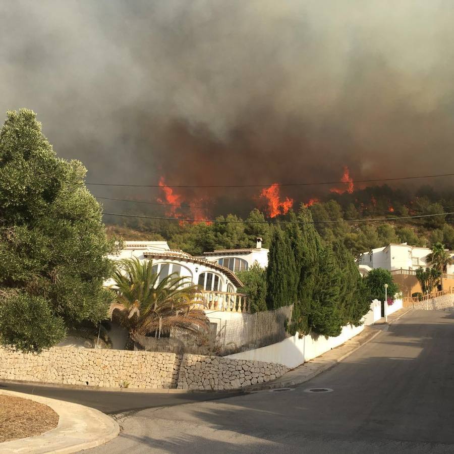 Más de mil desalojados por el incendio en Xàbia