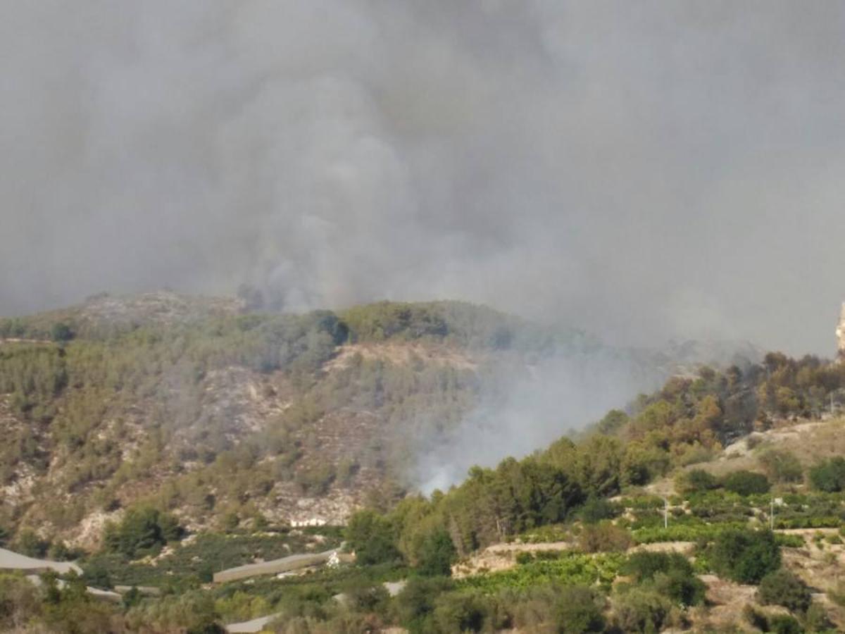 El incendio en Bolulla sigue arrasando hectáreas