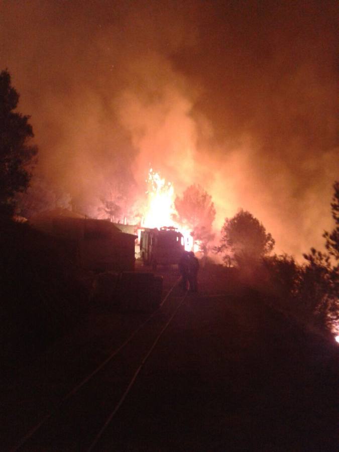 El incendio en Bolulla sigue arrasando hectáreas