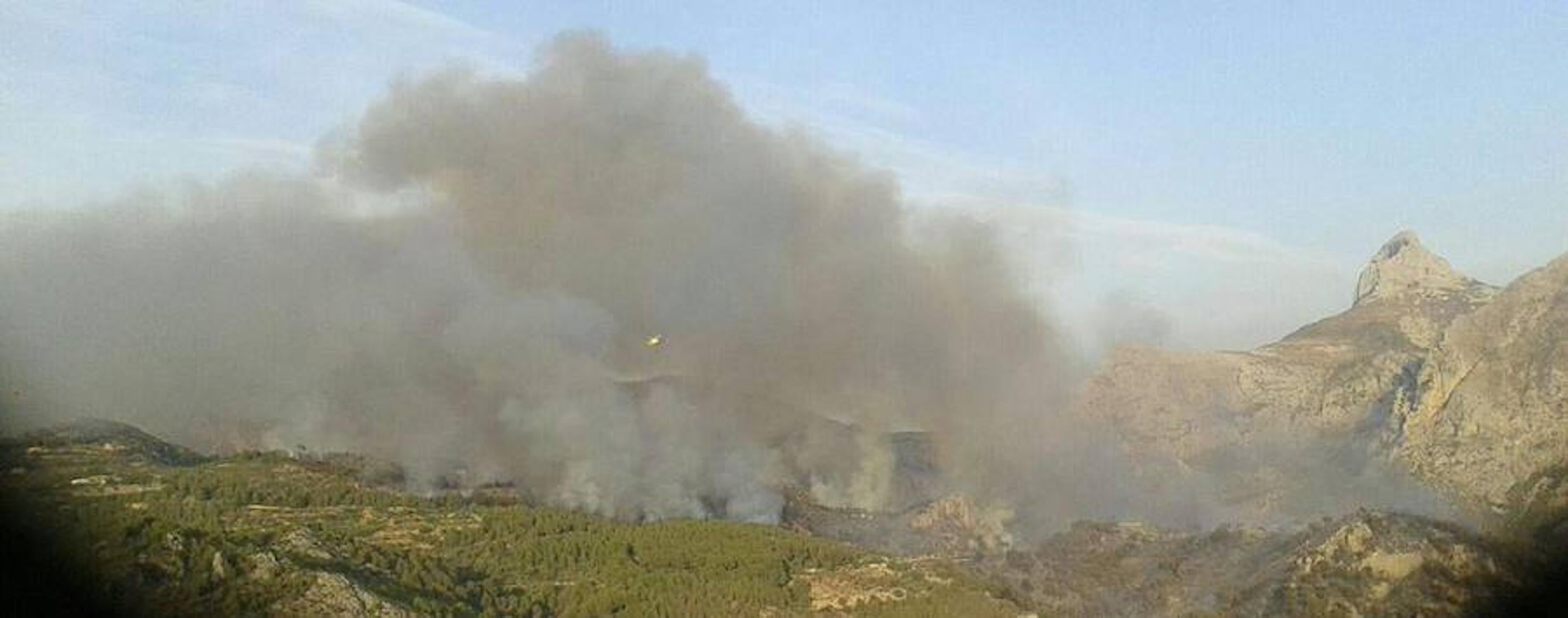 El incendio en Bolulla sigue arrasando hectáreas