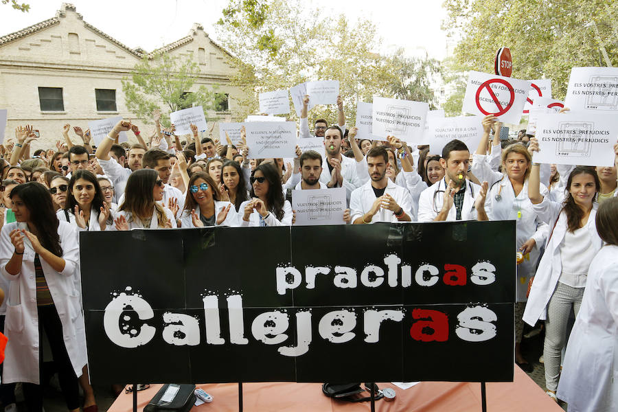 Protesta de los universitarios de las universidades privadas ante la problemática de las prácticas de sanidad