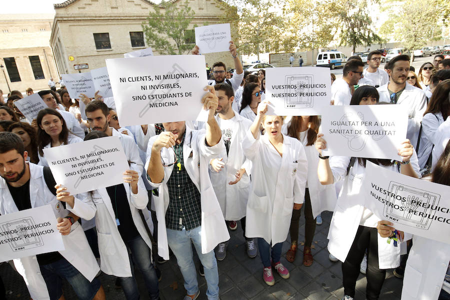 Protesta de los universitarios de las universidades privadas ante la problemática de las prácticas de sanidad
