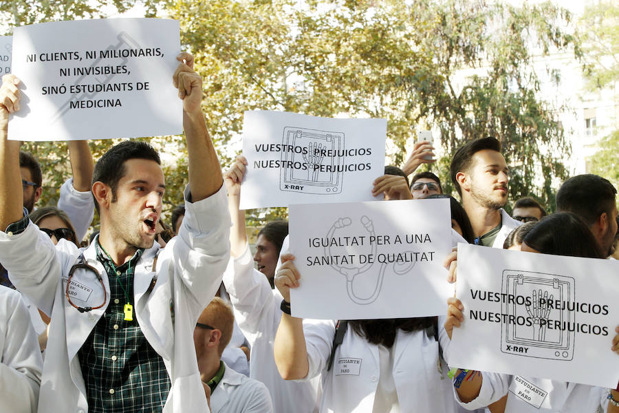 Protesta de los universitarios de las universidades privadas ante la problemática de las prácticas de sanidad
