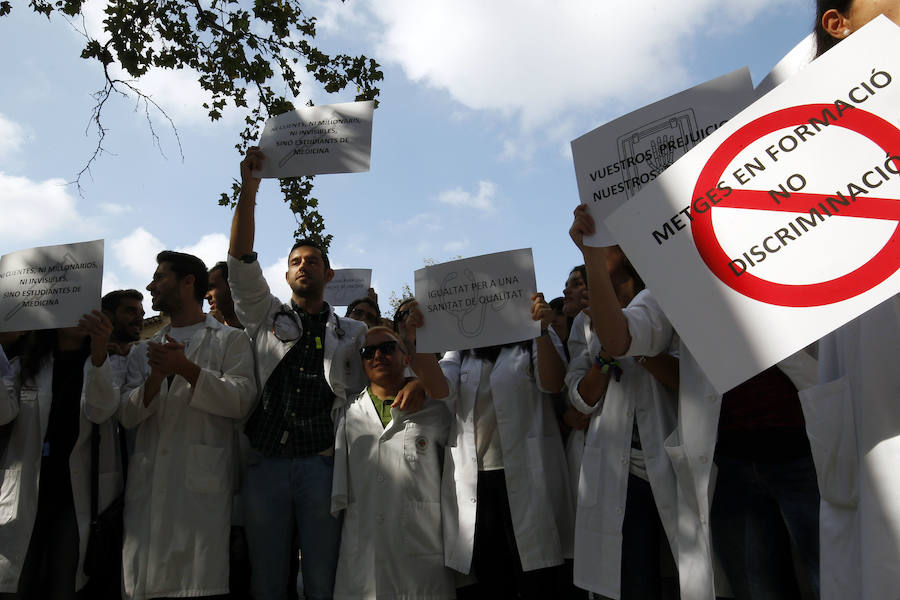 Protesta de los universitarios de las universidades privadas ante la problemática de las prácticas de sanidad