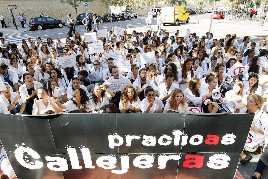 Protesta de los universitarios de las universidades privadas ante la problemática de las prácticas de sanidad