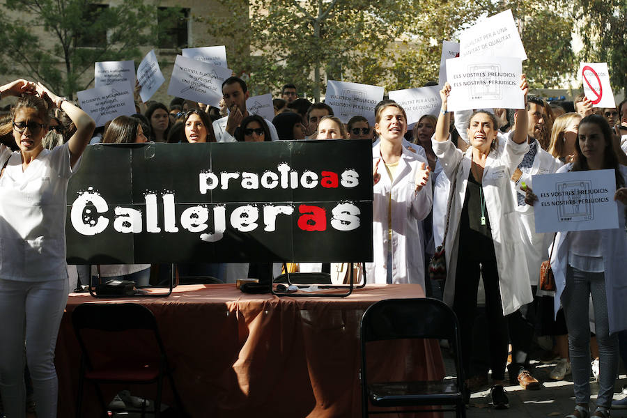 Protesta de los universitarios de las universidades privadas ante la problemática de las prácticas de sanidad