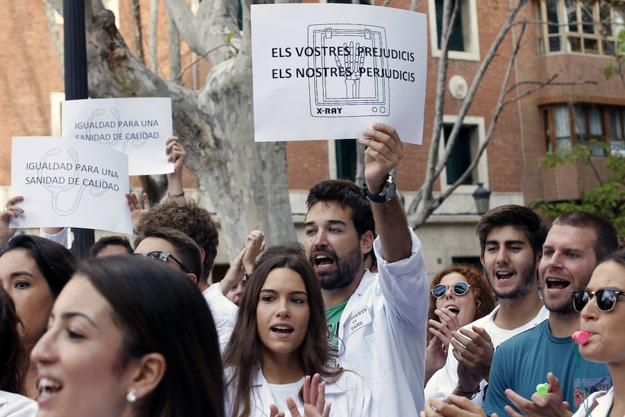 Protesta de los universitarios de las universidades privadas ante la problemática de las prácticas de sanidad