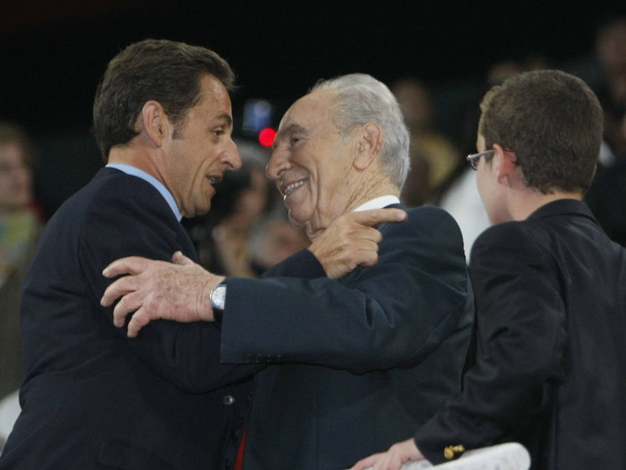 Simón Peres con el expresidente francés, Nicolas Sarkozy