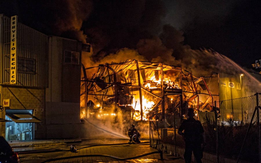 Incendio en una nave en el Polígono Industrial de Rabasa