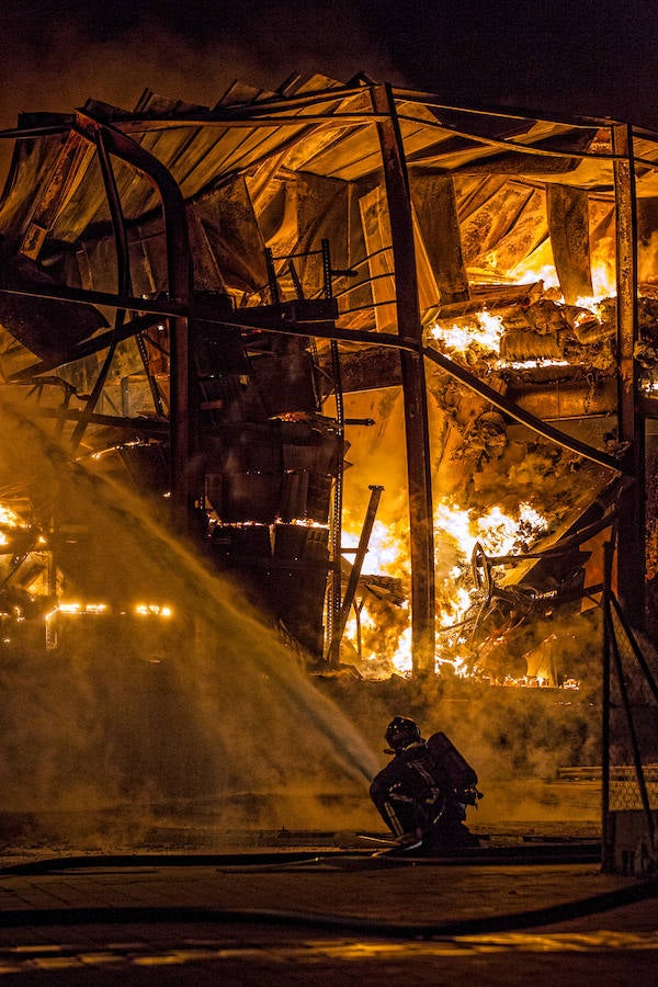 Incendio en una nave en el Polígono Industrial de Rabasa