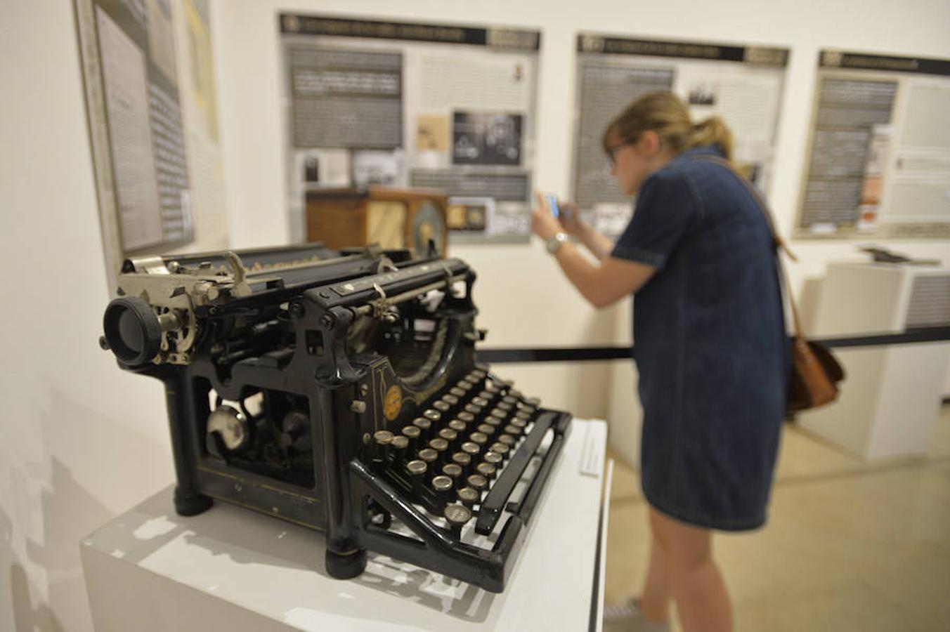 Inauguración de la exposición «180 años de la prensa en Elche»