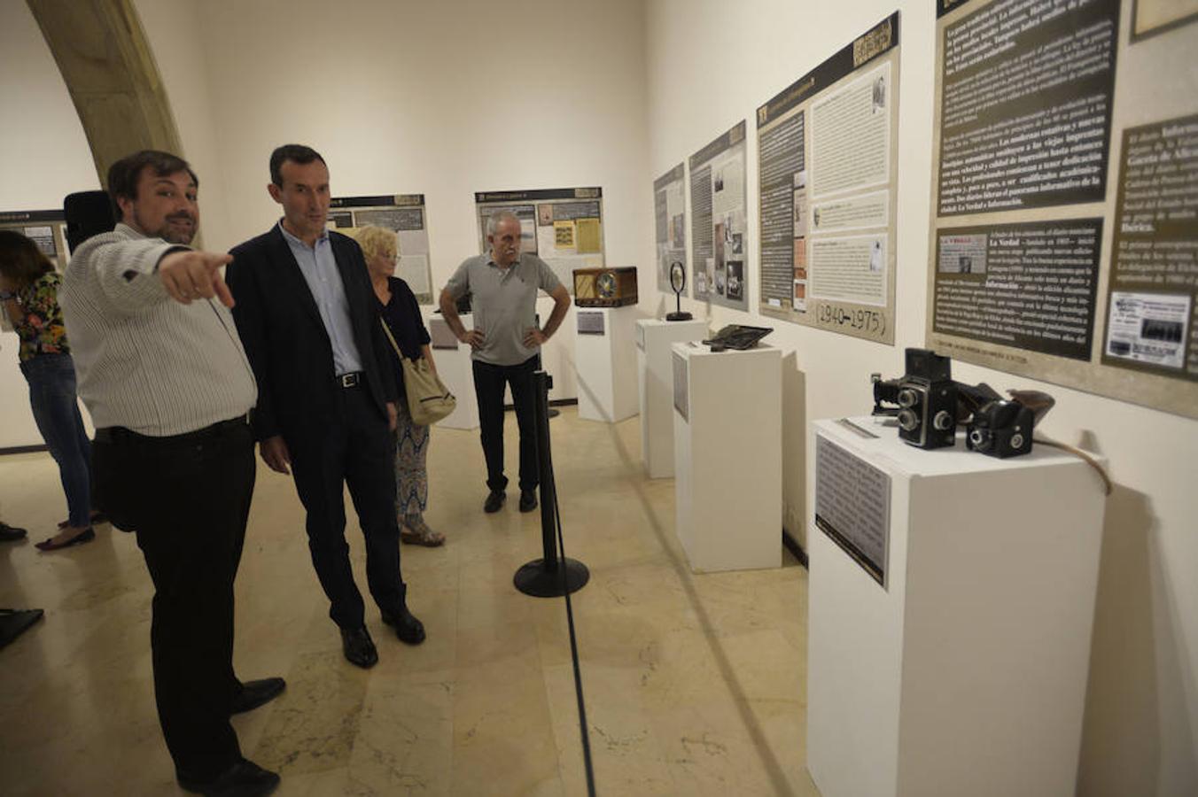 Inauguración de la exposición «180 años de la prensa en Elche»