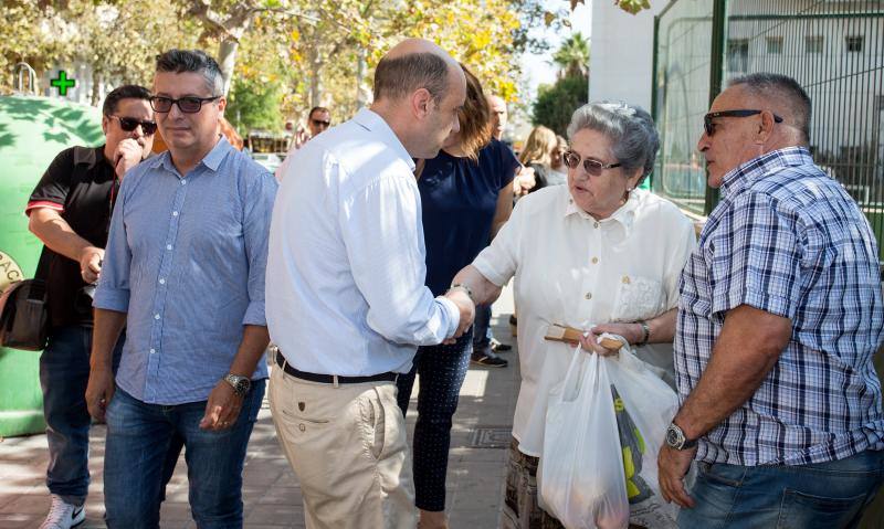 Gabriel Echávarri visita el barrio de La Florida