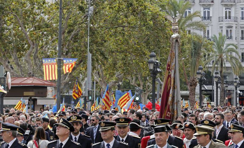 Miles de personas aplauden el paso de la Senyera