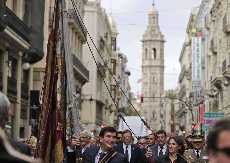 Miles de personas aplauden el paso de la Senyera