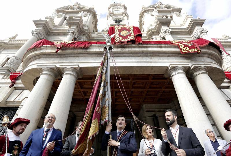 Miles de personas aplauden el paso de la Senyera