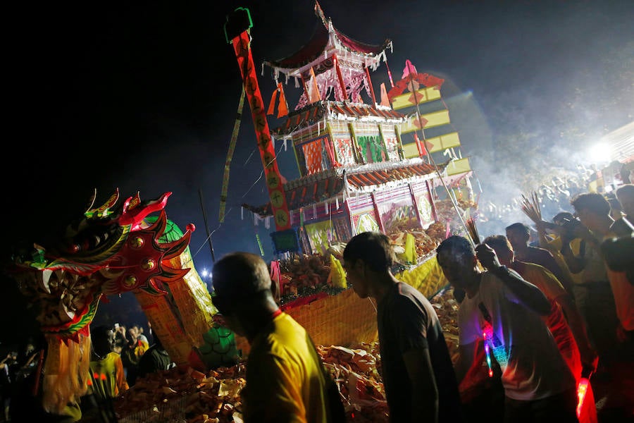 Singapur quema la mala suerte