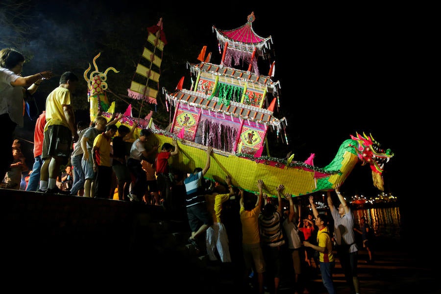 Singapur quema la mala suerte