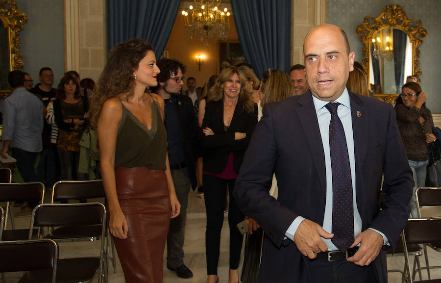 Echávarri durante la presentación de un acto en el Salón Azul del Ayuntamiento