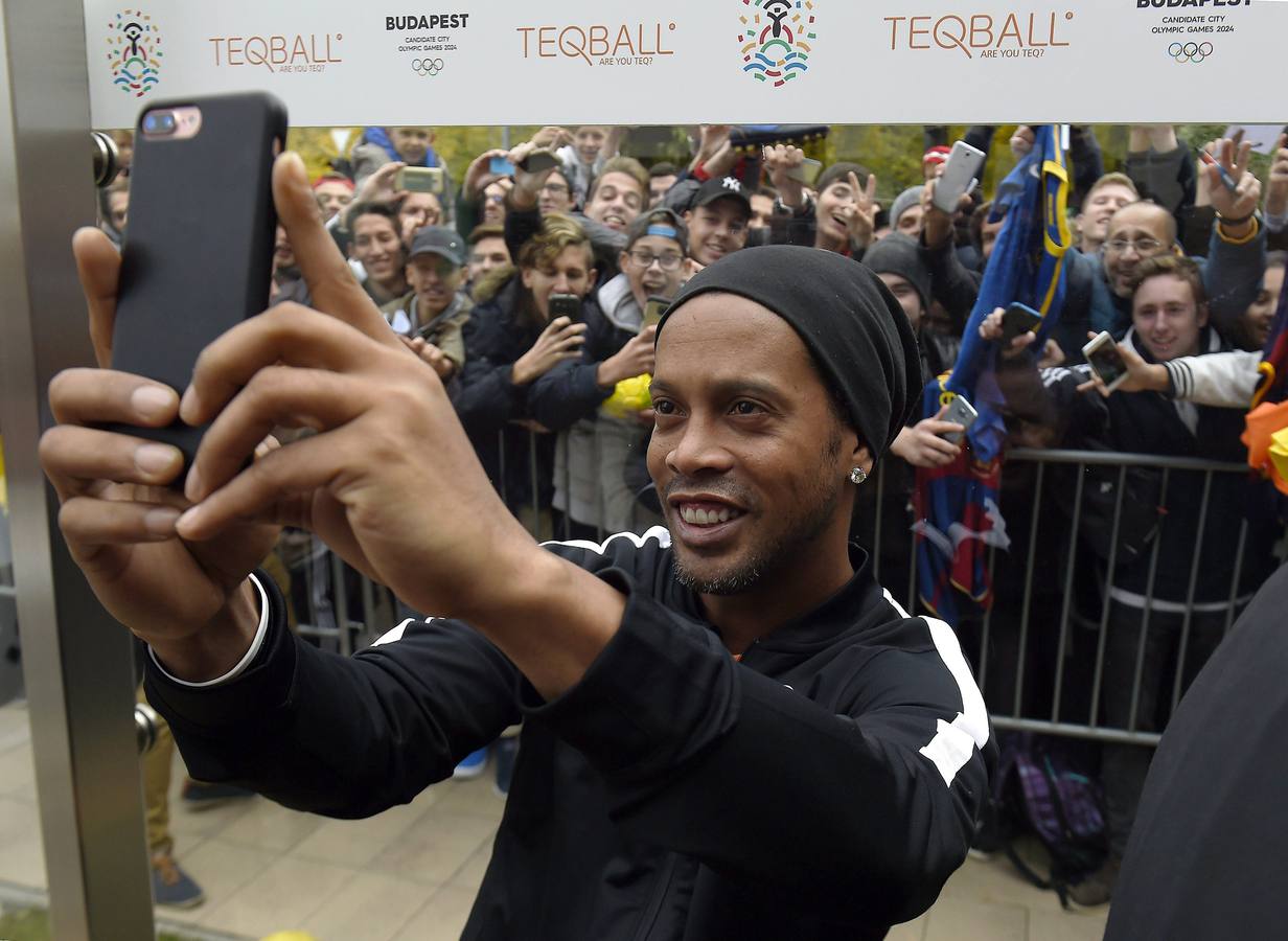 Ronaldinho juega al teqball