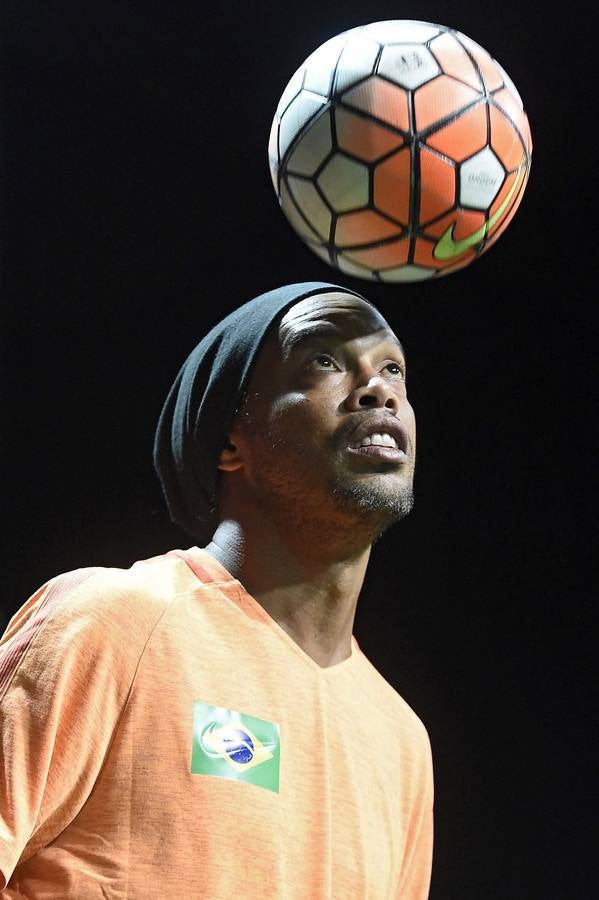 Ronaldinho juega al teqball