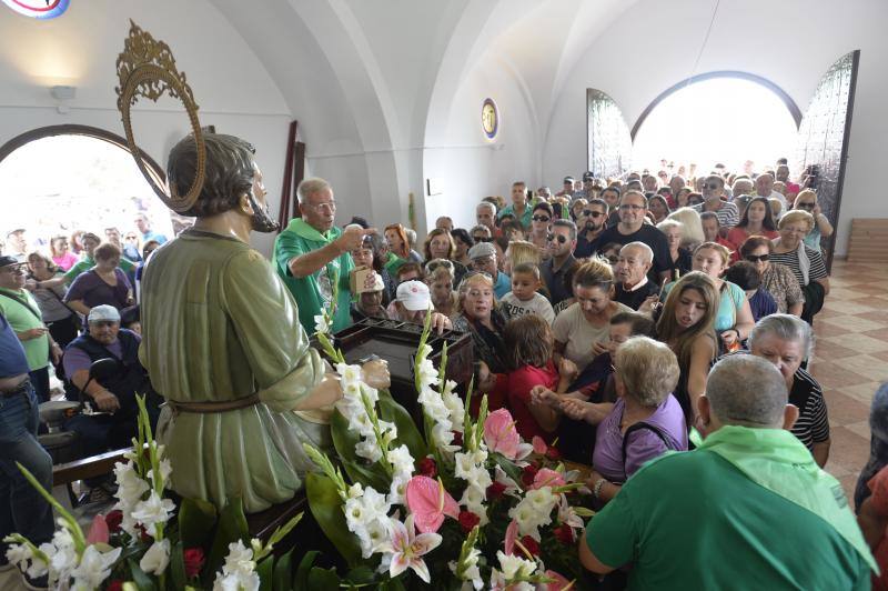 La romería de San Crispín emociona a los ilicitanos