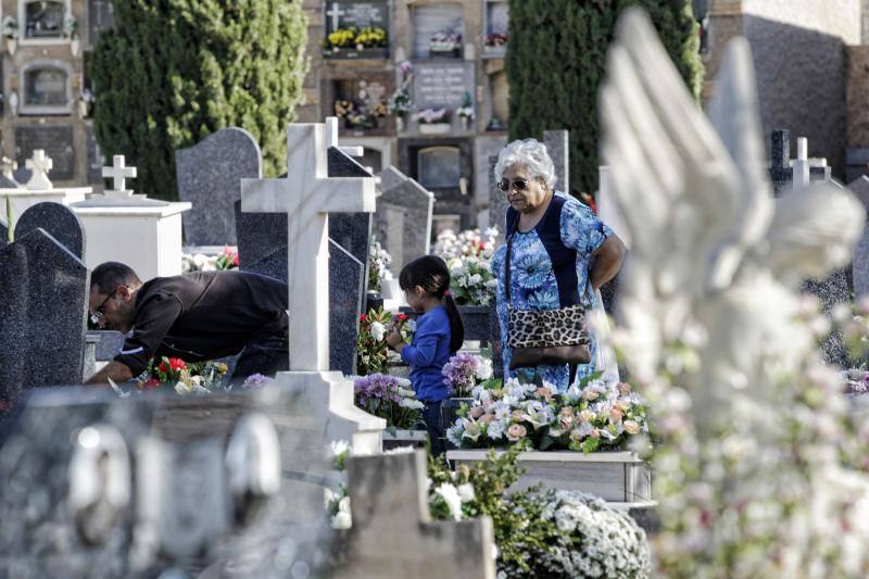 Preparativos previos al día de Todos los Santos