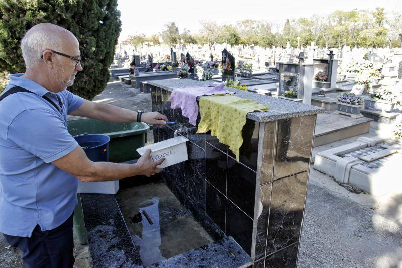 Preparativos previos al día de Todos los Santos