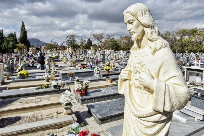 Afluencia masiva y normalidad en el cementerio de Alicante