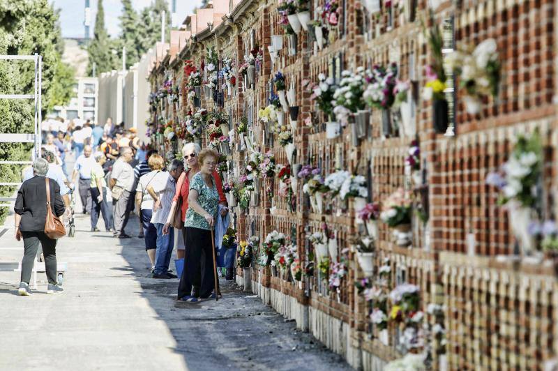 Afluencia masiva y normalidad en el cementerio de Alicante