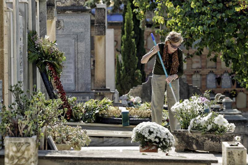 Afluencia masiva y normalidad en el cementerio de Alicante